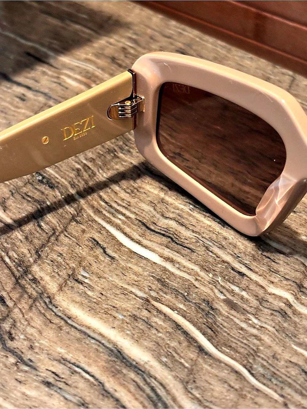 Dezi Pink Oversized Sunglasses Like New - Picture 5 of 7